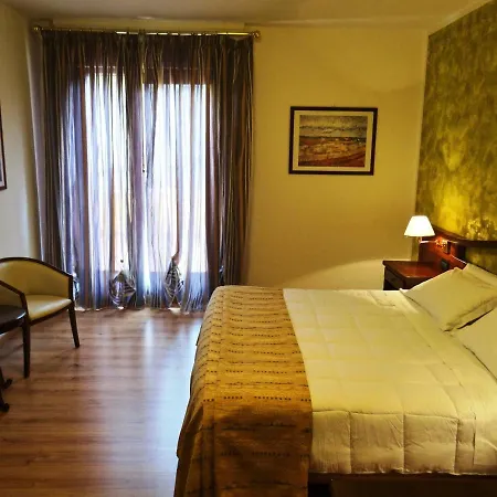 Hotel La Bulesca ホテル ルバーノ